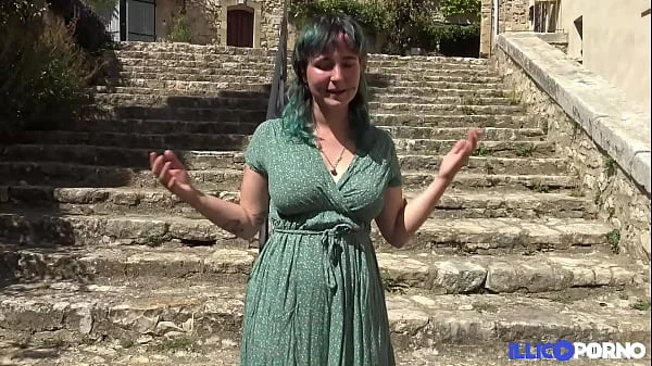 Khala veut une bonne bite et une femme qui la domine