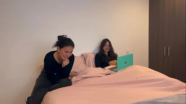 Tengo sexo con la mejor amiga de mi esposo y nos descubren.