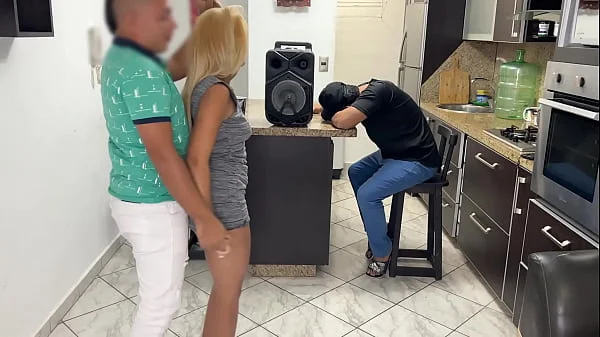 Amigo me Presta a su Hermosa Novia para Bailar Pero se me Levanto la Polla cuando Empezó a Frotarme su culo al Frente de su Novio NTR