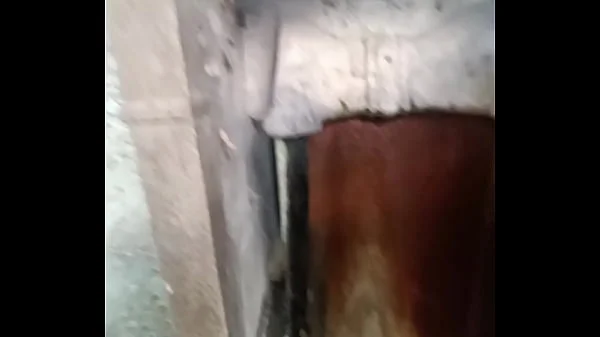 faccio pipi all'aperto in un bagno medievale