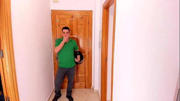 I DROPPED MY TOWEL IN FRONT OF THE DELIVERY MAN SO... I FUCK HIS TO HAVE A NICE SOUVENIR