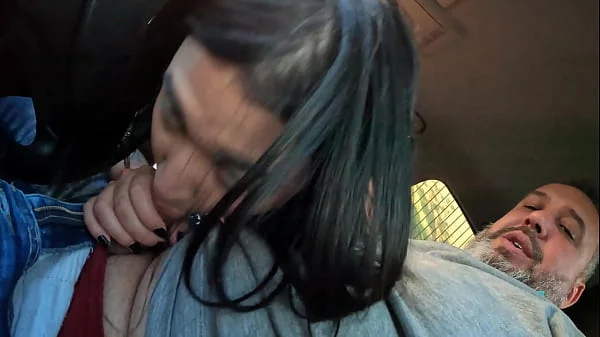 A Novinha safada do sul veio dar aquela mamada no carro - Emy Candy