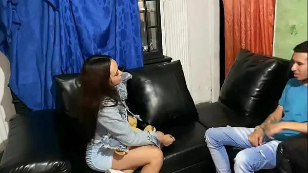 mi hermanastro me hace sexo anal mientras descansaba mientras se corre en mi boca