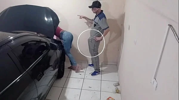 Patroa e cliente ficou com tesão na oficina do mecânico tarado!