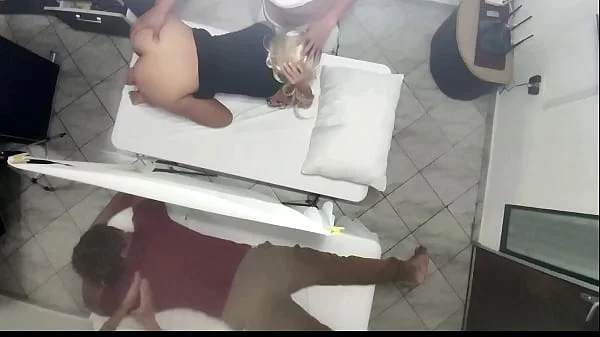 Masaje Erotico en El Cuerpo de la Hermosa Esposa al Lado de su Marido en el Salon de Masajes en Pareja Quedo Grabado Como La Esposa es Manipulada por el Medico y Luego Follada al lado de su Marido NTR