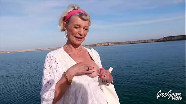 Eva, 70 ans, dresse deux étalons fougueux