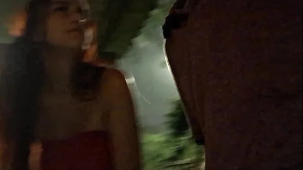 Arrisquei masturbar no ponto de ônibus ao lado da garota ruiva!