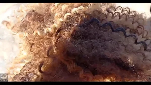 Casal de namorados excitados, no verdadeiro sexo amador na praia