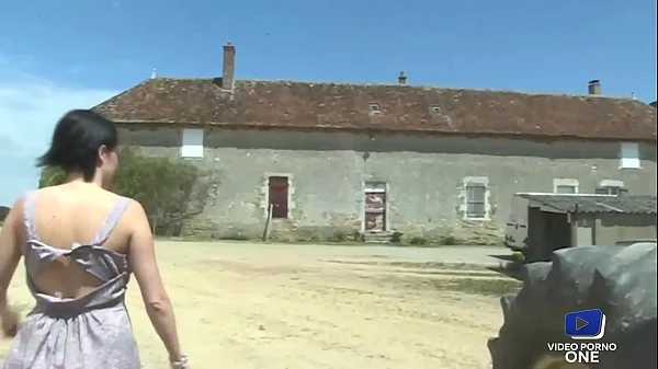 Justine et Sophie s'amusent entre coquines à la ferme