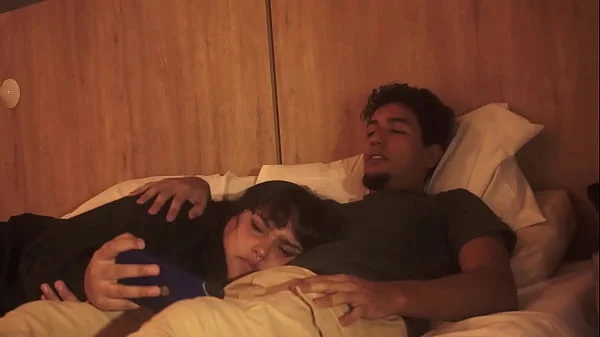 No puedo dejar de tocarme y tuve que poner mi pene en la boca de mi hermanastra (por poco nos descubren) FANTASIAHARDCORESEX