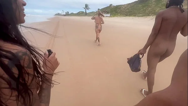 Fiz uma orgia na praia de nudismo com minhas amigas gostosas e ainda gravei
