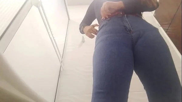 Camara amateur puesta en baño publico atrapa chicas meando