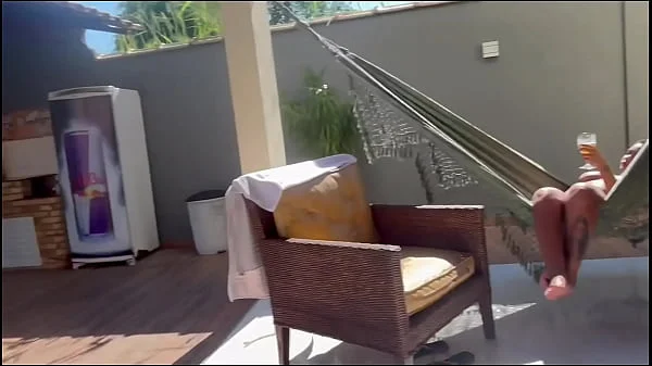 Vazou na net! Jovens influencers em troca de casal na Piscina