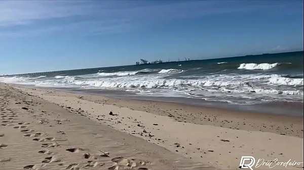 Gostosa safada encontrou fã na praia e fez sexo ao ar livre sem camisinha, vídeo amador!