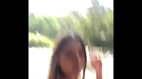 M amiga mostrando el culo en el rio