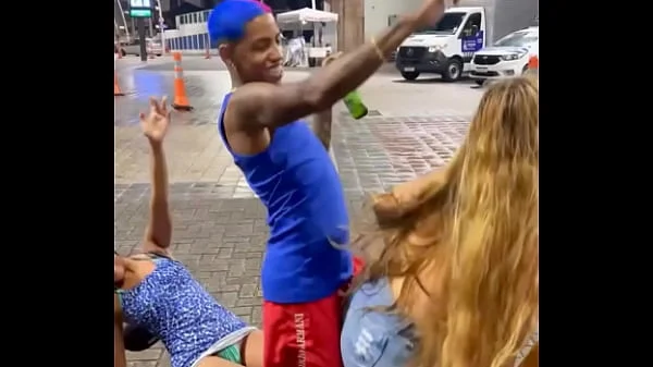 Resenha de putaria na rua acaba em fudelância no carro em movimento.