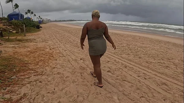 A novinha baiana dando na beira da praia durante o dia