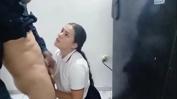 ME ENCUENTRO A MI HIJASTRA EN LA COCINA CON SU UNIFORME ESCOLAR Y ME PONE TAN CALIENTE QUE SACO MI VERGA PARA QUE ME DE UNA MAMADA Y TERMINO FOLLANDO SU CULO HASTA DEJARLO GOTEANDO SEMEN