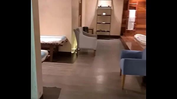 Me metí a un spa para tener la experiencia completa  y me termino follando a la otra clienta en el vestidor, seguro las masajistas escucharon estaban afuerita