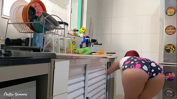 Contratei essa empregada doméstica e ela veio assim para me provocar, eu fiquei excitado com essa bunda gostosa