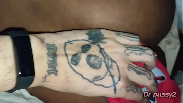 DR PUSSY2 - Homem branco tatuado de pau grande fode empregada africana e deixa o cu dela a escorrer muito esperma