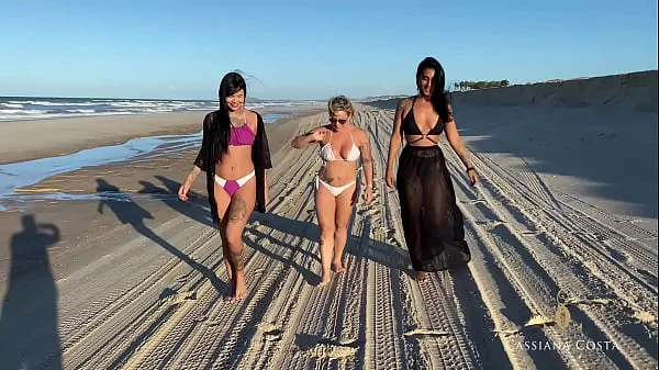 Aquele passeio nua com minhas amigas na praia, os rapazes muito excitados em nos ver peladinhas tomando sol.