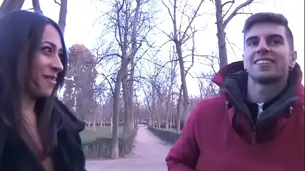 Wanna do a street blowjob? Lucia picks up a lucky guy in the Madrid park