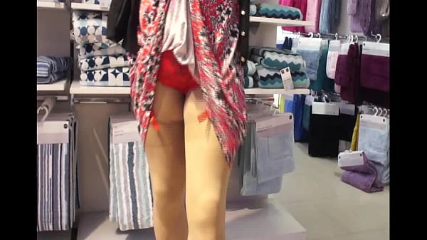 Upskirt pussy lips