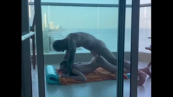 Sur un balcon à Carthagene, une jeune étudiante se fait remplir son jolie petit cul !