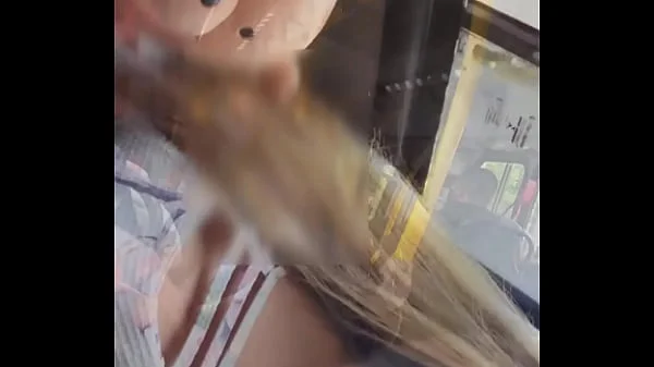 Sem calcinha no onibus... provocando ao passageiro do lado e deixando ele tocar a ppkinha .... quer ver o video completo??... : bolivianamimi