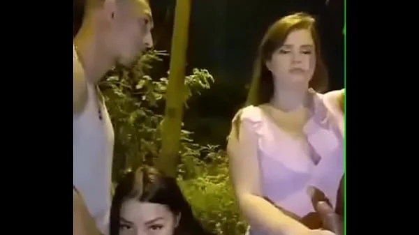 Se ponen a mamar en la calle, intercambian parejas. Swinger