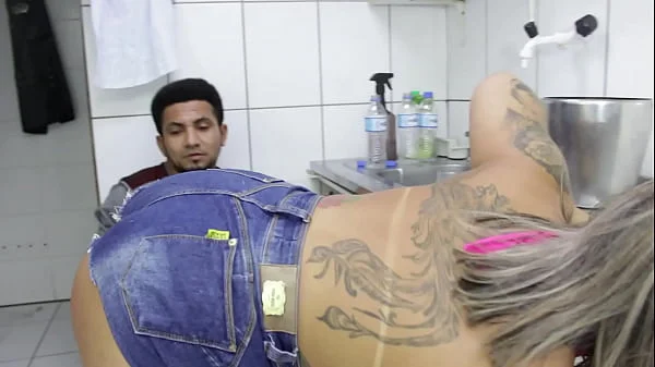 O encanador caralhudo enfiou o cano no cuzinho da safada do rabetão. Victoria Dias e Mr Rola