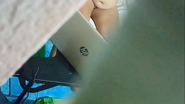 Me gusta ir a casa de mi abuelita porque puedo espiar a mi tía