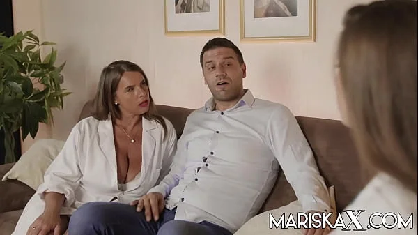 MARISKA Busty babes Lyne and Susi share two cocks