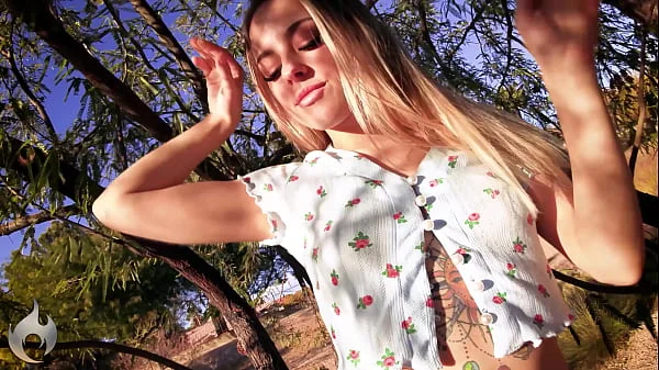 SEX TWERKER: Anna Claire Clouds