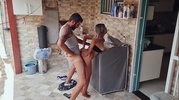Gozei dentro do cú da esposa gostosa do meu vizinho que estava estendendo roupa no quintal !