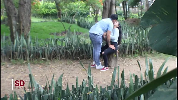 ESPIANDO A UNA PAREJA EN EL PARQUE PUBLICO