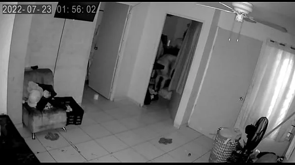 sorprendo a mi sobrina detras de la puerta masturvandose y me toca