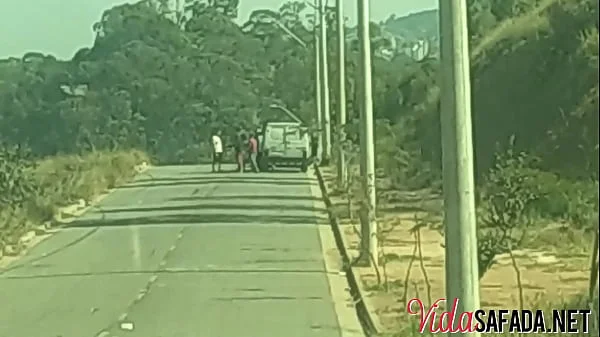 Levei ela num lugar tranquilo e ela quis transar na frente de uns caras.