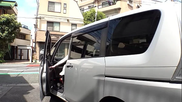 停車中の助手席で暇を持て余してそうな巨乳美女を発見!!彼女の胸元から今にもハミ出しそうなおっぱいを覗き見していると抑えられず…2 Part1
